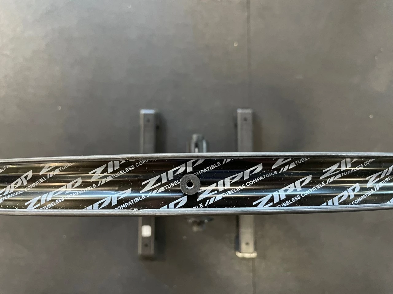 Zipp 353 NSW Tubeless Disc Brake Center Lock Wheelset SRAM/Shimano 11s 2022 8 Zipp 353 NSW Tubeless Disc Brake Center Lock Wheelset SRAM/Shimano 11s 2022 - Image 6