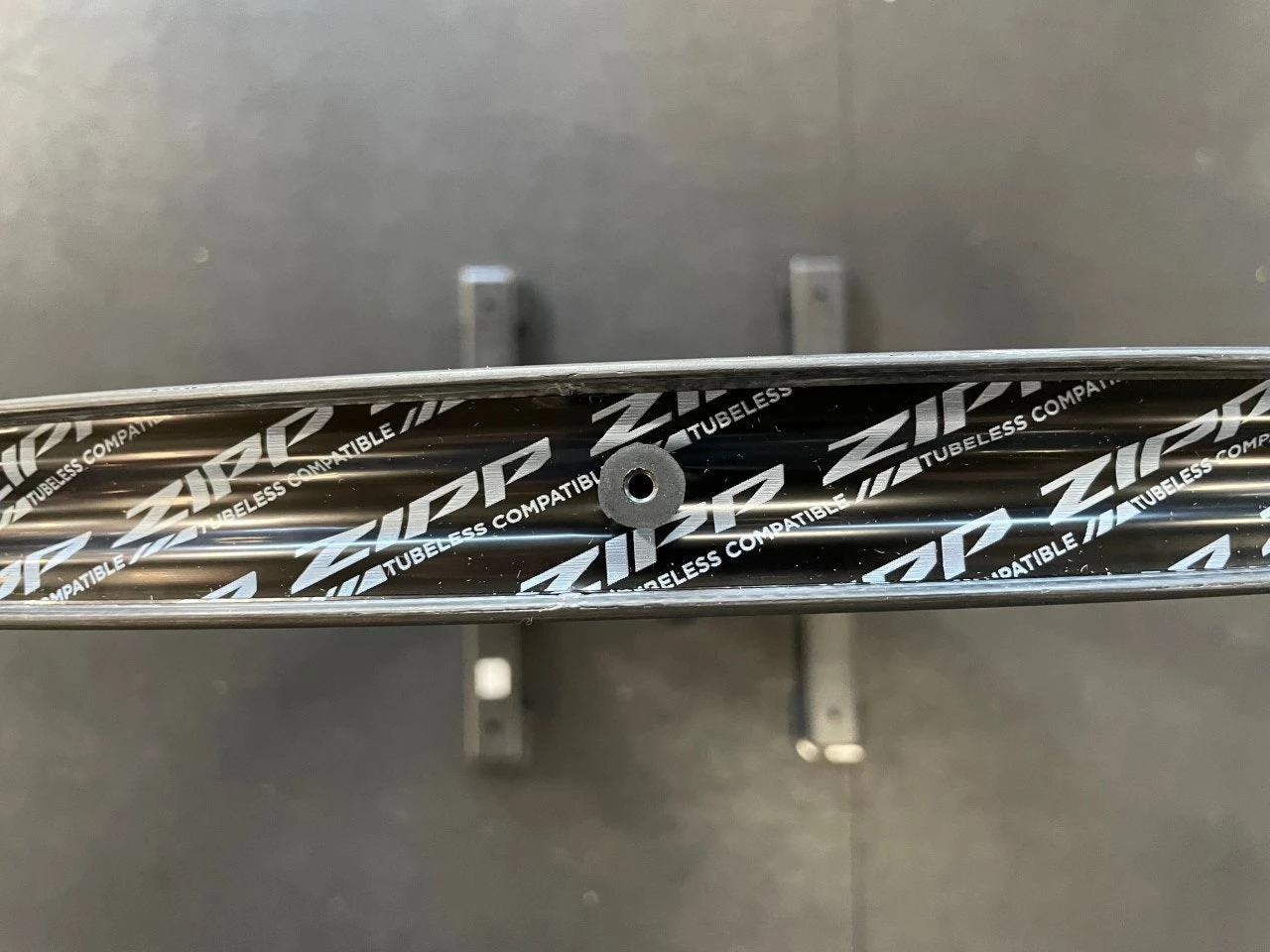 Zipp 353 NSW Tubeless Disc Brake Center Lock Wheelset SRAM/Shimano 11s 2022 5 Zipp 353 NSW Tubeless Disc Brake Center Lock Wheelset SRAM/Shimano 11s 2022 - Image 3